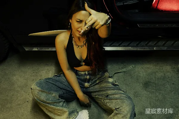 高清摄影 夜晚车边的叛逆女孩