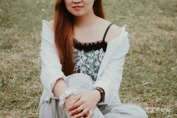 高清摄影 坐在草地上的年轻女子