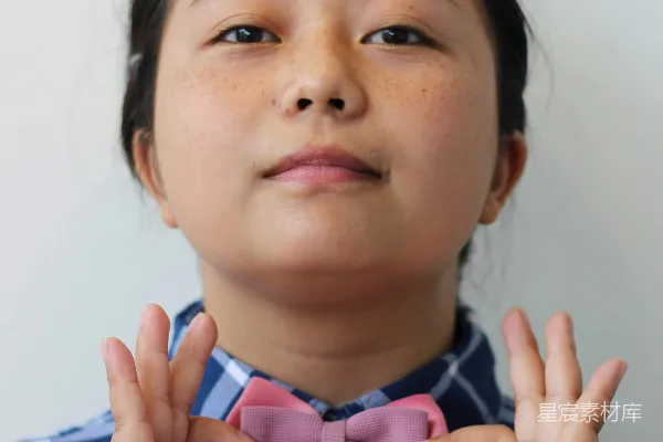 高清摄影 展示粉色蝴蝶结的可爱女孩