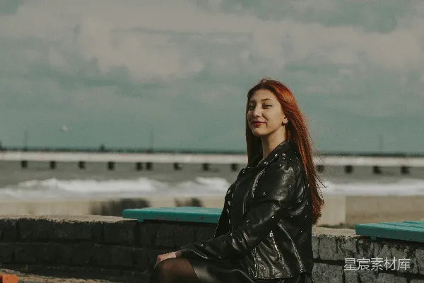 高清摄影 海边的红发女孩