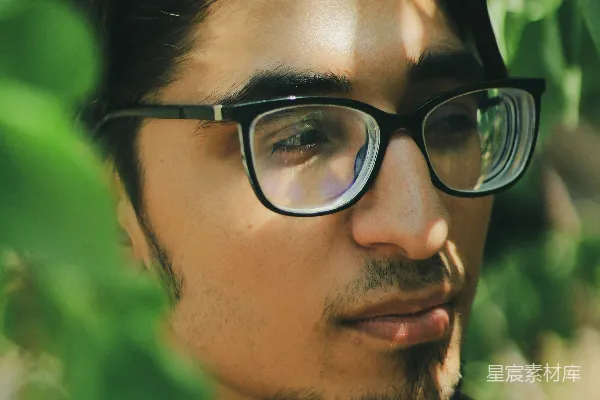 高清摄影 阳光下的书卷青年