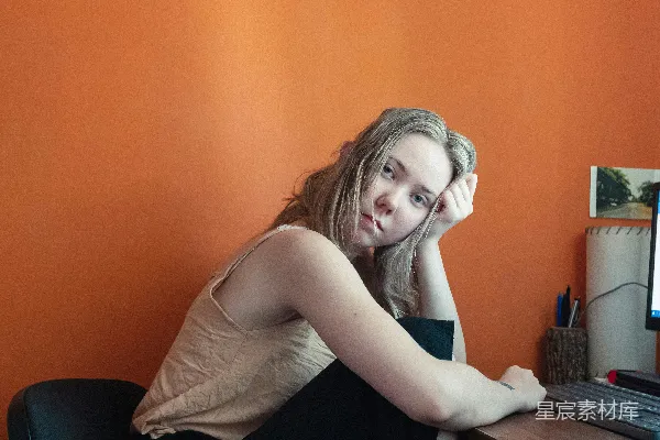 高清摄影 橘色背景下的思考者