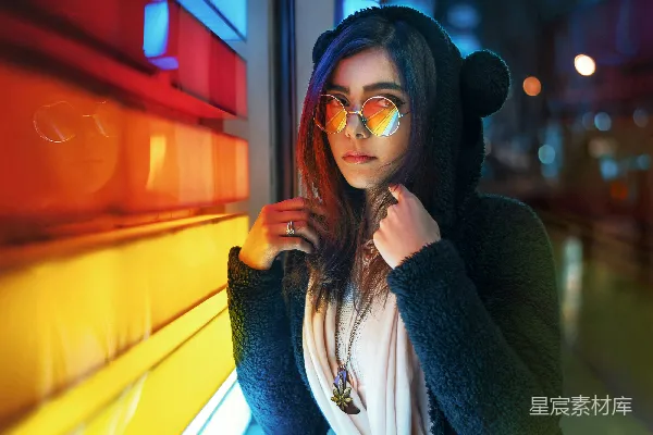高清摄影 霓虹下的时尚女孩