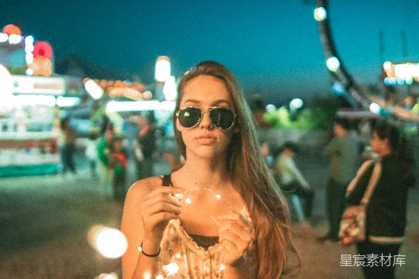 高清摄影 夜市中的霓虹灯与女孩