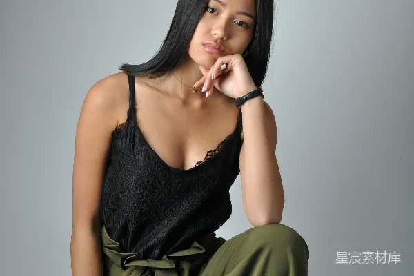 高清摄影 时尚女性写真：黑色蕾丝上衣与绿色休闲裤