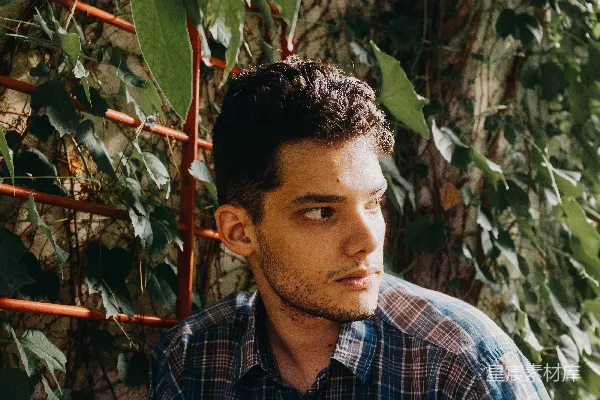 高清摄影 绿意环绕下的思考者