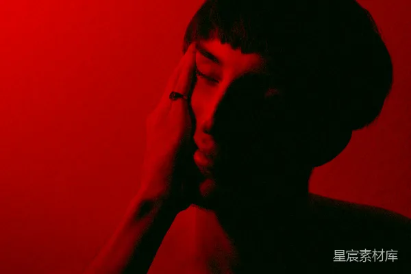 高清摄影 红光映照下的沉思