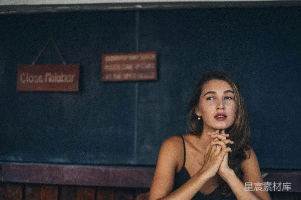 高清摄影 深思的少女