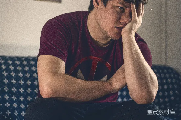 高清摄影 沉思的年轻男子