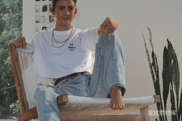 高清摄影 坐在椅子上的年轻女性