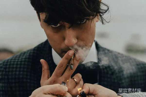 高清摄影 多人点烟的瞬间