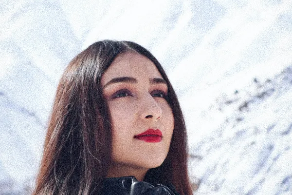 高清摄影 冬日山景下的红唇女性