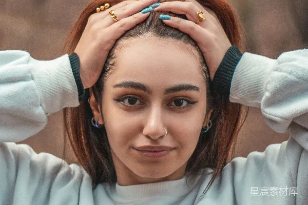 高清摄影 青春与个性：手握头的少女