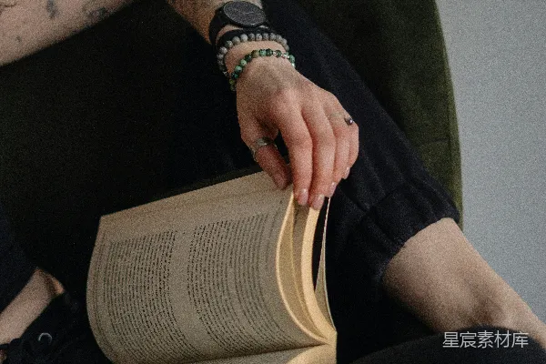 高清摄影 阅读时光：手捧书本的静谧时光