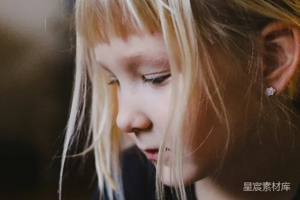 高清摄影 专注的小女孩