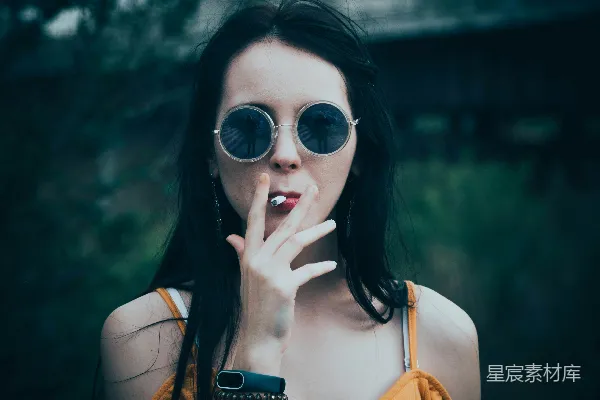 高清摄影 戴着太阳镜的神秘女性