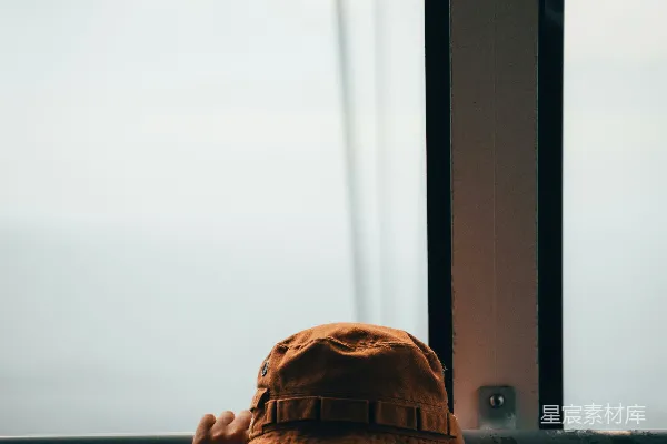 高清摄影 凝望窗外的旅人