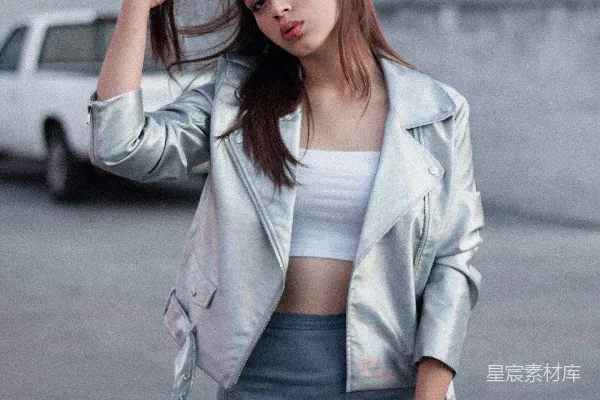 高清摄影 街头时尚：银色皮革夹克的年轻女性