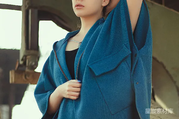 高清摄影 蓝衣少女在废弃火车车厢