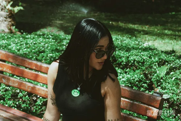 高清摄影 公园里的年轻女子
