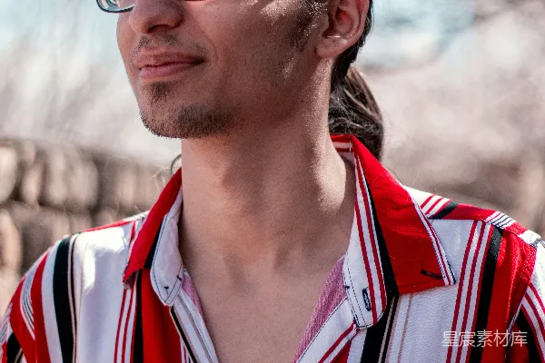 高清摄影 阳光下的复古青年