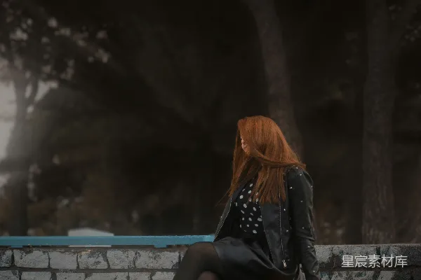高清摄影 独坐的红发女孩