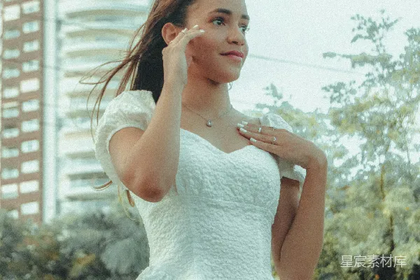 高清摄影 优雅白色连衣裙的都市女性
