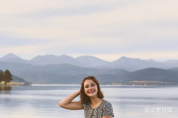 高清摄影 湖边静坐的少女