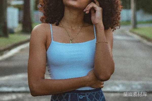 高清摄影 思考中的年轻女人