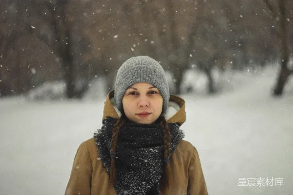 高清摄影 冬日雪景中的温暖女孩