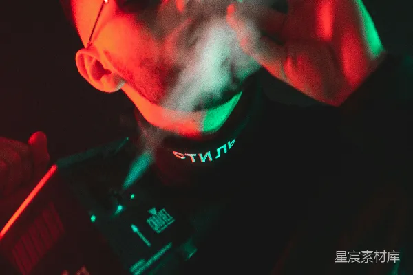 高清摄影 霓虹下的音乐家