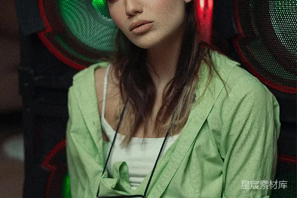 高清摄影 霓虹下的复古少女