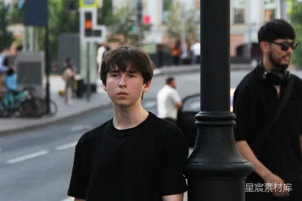 高清摄影 城市街头的年轻男孩