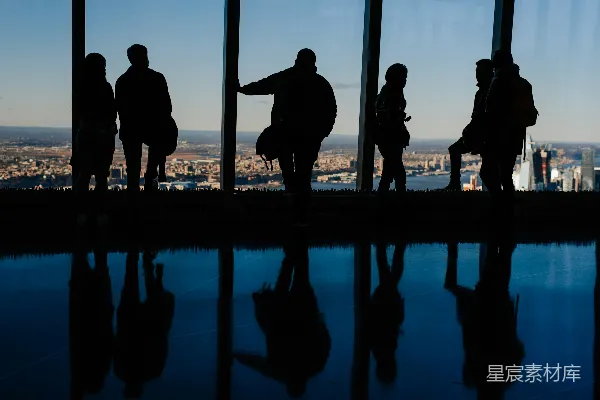 高清摄影 城市剪影：高楼下的旅行者