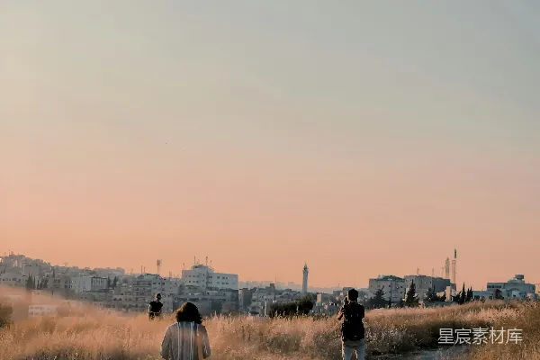 高清摄影 夕阳下的城市与散步的人