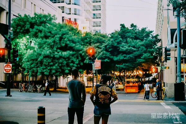 高清摄影 城市绿洲：繁忙街道旁的宁静时光