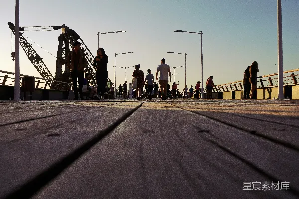 高清摄影 夕阳下的行人