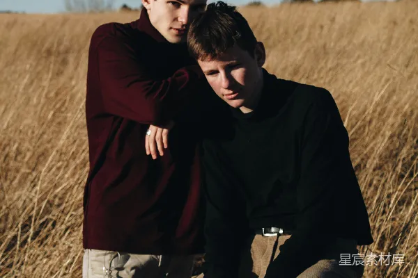 高清摄影 田野中的青春对话