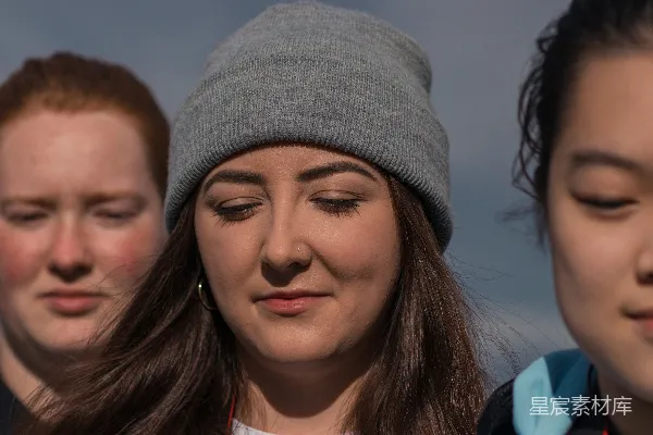 高清摄影 静谧的瞬间：三个人在风中的侧脸