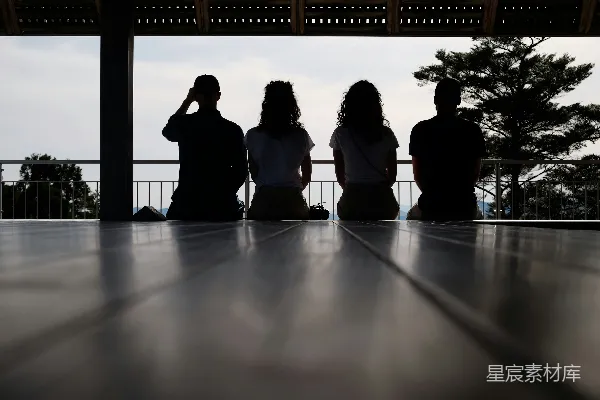 高清摄影 后背视角下的四人剪影