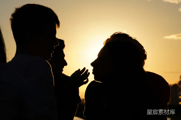 高清摄影 夕阳下的家庭剪影