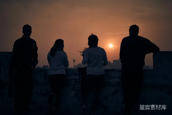 高清摄影 夕阳下的青春剪影