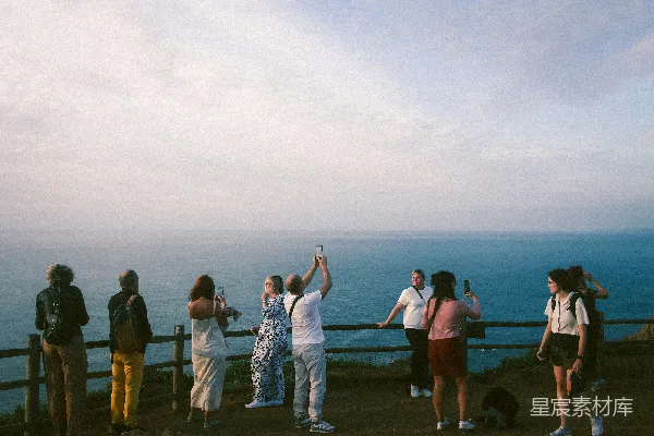 高清摄影 海边观日落的游客
