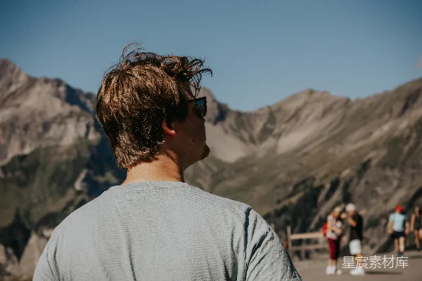 高清摄影 仰望山脉的旅人