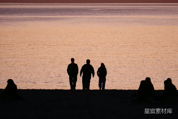 高清摄影 夕阳下的海滩剪影