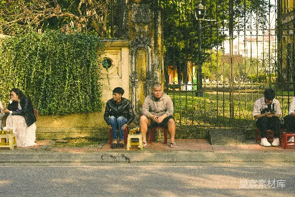 高清摄影 街角的闲聊时光