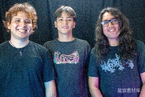 高清摄影 三位年轻男子的合影