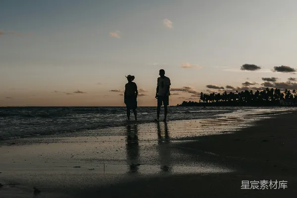 高清摄影 黄昏时分的海滩散步