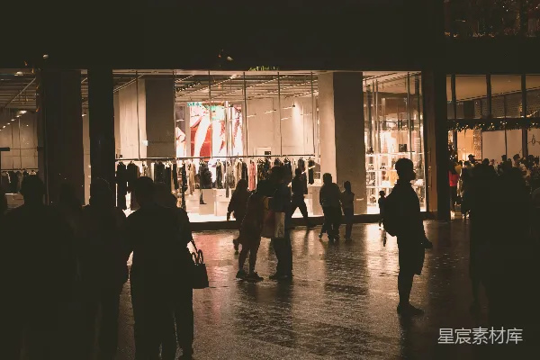 高清摄影 夜晚商场的购物人群