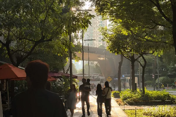 高清摄影 阳光下的城市休闲漫步